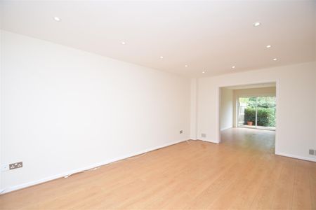 Knoll Crescent, Northwood, HA6 - Photo 2