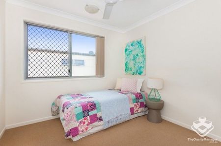 3Bd + 2.5Bth + Single Lock Up Garage + 2 Air-con + Pool + Garden - Photo 5