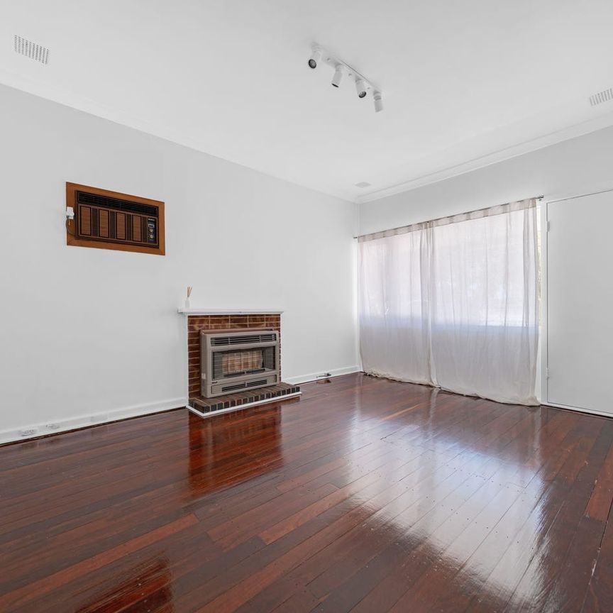 3x1 IN GREAT LOCATION! - Photo 1
