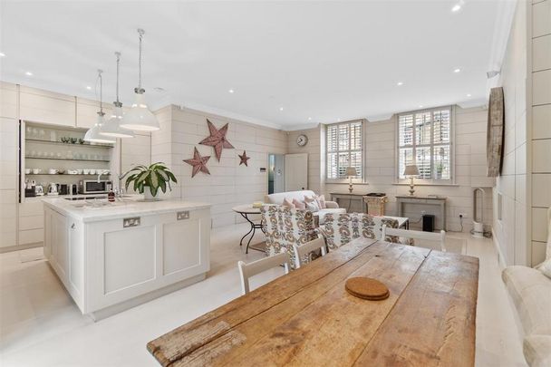 3 bedroom mews to rent - Photo 1