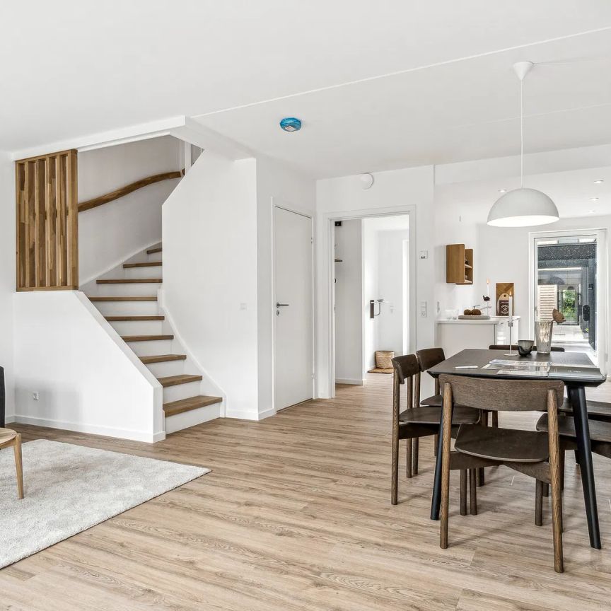 Moderne rækkehus med lys og rolig beliggenhed i Gistrup - Photo 1