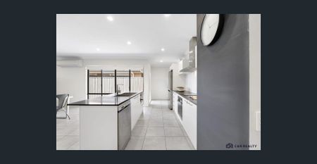 Modern Family Living with Multiple Living Spaces – Pimpama - Photo 4