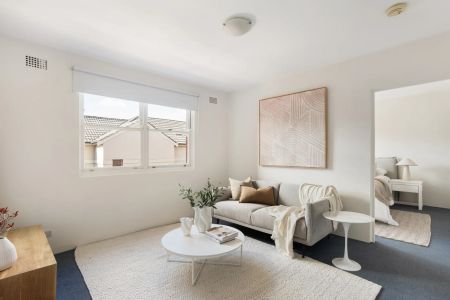 Low maintenance living and convenience close to transport - Photo 2