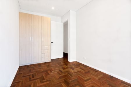 MAROUBRA JUNCTION - 2 BED - 2 BATH APARTMENT + TIMBER PARQUETRY FLOOR - Photo 2