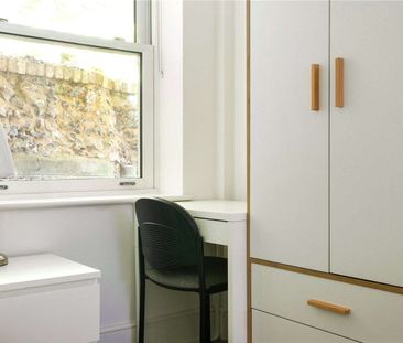 A modern two bedroom apartment. - Photo 6