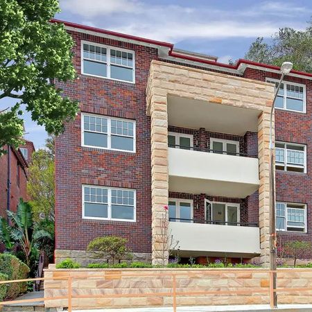 HARBOURSIDE SERENITY IN CHARMING ART DECO APARTMENT - Photo 4