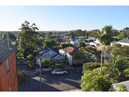 Top-Floor One-Bedroom in the Heart of Enmore - Photo 3