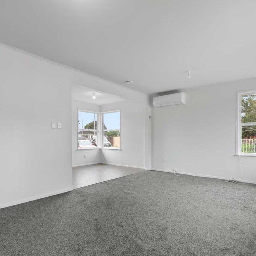 4 BEDROOM - NEWLY RENOVATED - LOTS OF STORAGE - Photo 1