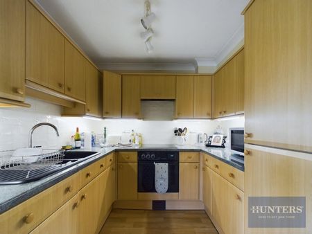 3 bedroom Flat To Let - Photo 3