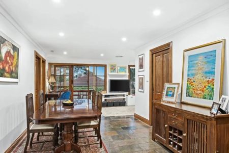Spacious Living - Photo 3