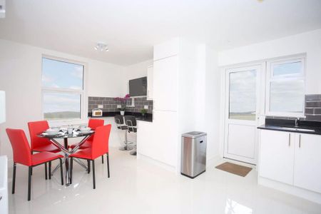 1 bedroom in a house share to rent - Photo 2