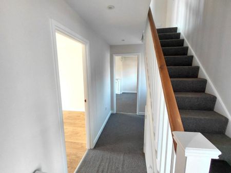 4 bedroom semi-detached house to rent - Photo 4