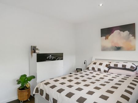 Modern Townhouse - Photo 2