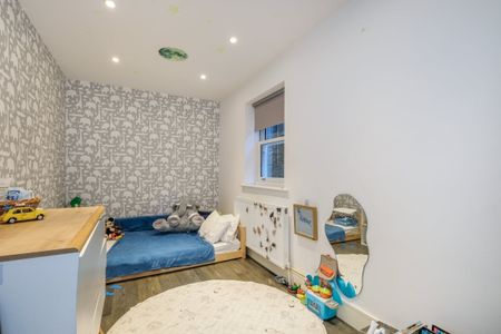 3 bedroom flat to rent - Photo 4