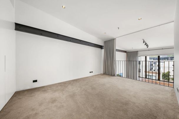Oversized loft-style apartment moments from trendy Paddington - Photo 1