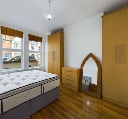 Room in a Shared Flat, Penwith Road, SW18 - Photo 2