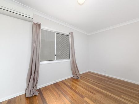 Classic Tarragindi Charm with Room for Everyone - Photo 5