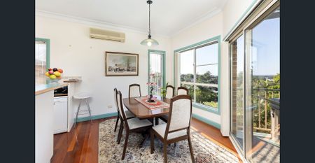 Spacious 5 Bedroom Family Home with 3 Bathrooms & Double Garage - Photo 5