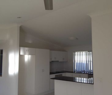 LARGE FAMILY HOME CLOSE TO BEACH - Photo 3