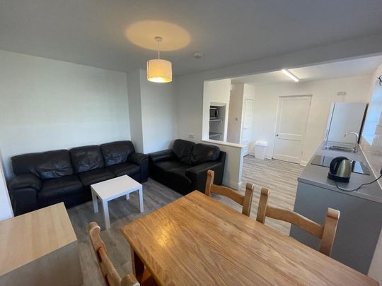 4 bedroom semi-detached house to rent - Photo 1