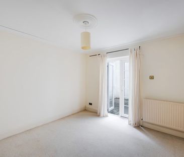 3 Bed Flat - Photo 2