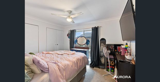 Comfortable family home offering space, functionality, and the chance to make it your own! - Photo 1