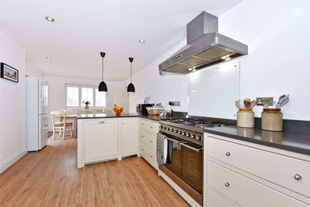 All inclusive short let. A modern cottage with rural views near charming pub, for short lets between one and four weeks - Photo 2