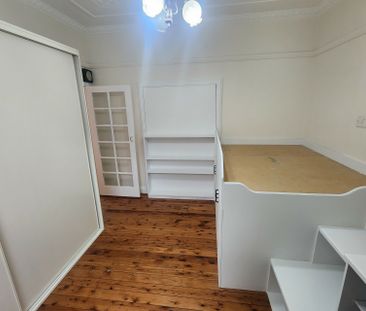 View Wednesday at 4.30pm - 4.5pm - Photo 3