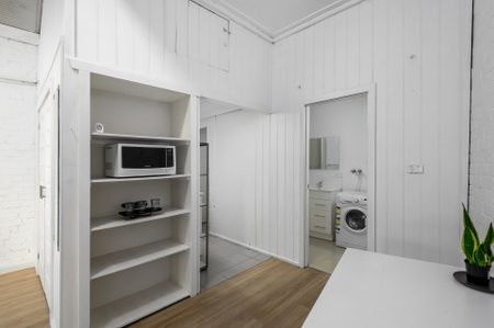 Superb location only 5 mins from Melbourne Central is this Funky New York style studio apartment. - Photo 4