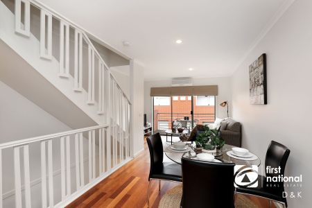 Stylish Three-Storey Townhouse in Prime Location! - Photo 2