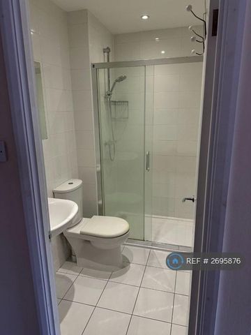 1 bedroom in a house share to rent - Photo 4