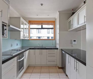 Spacious and bright penthouse in central Te Aro - Photo 2