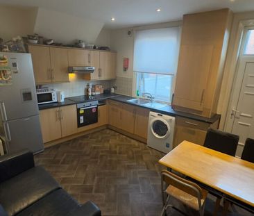 Room 5, Knowle Road, Burley, Leeds, LS4 2PJ - Photo 6