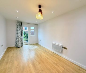 Thompson Way, Farnborough - 3 bedrooms Property for lettings - Seym... - Photo 3