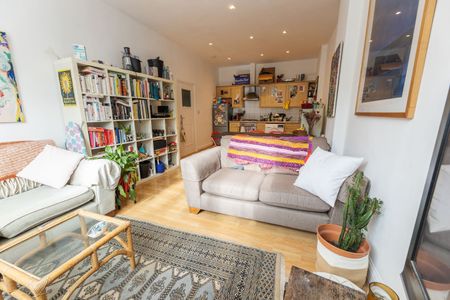 3 Bed Flat, Brighton Terrace, SW9 - Photo 2