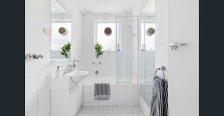 Tranquil Courtyard Living in the Heart of Elwood - Photo 4