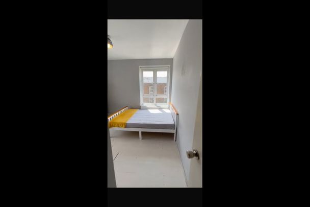 Room in a Shared Flat, Weymouth House, SW8 - Photo 1