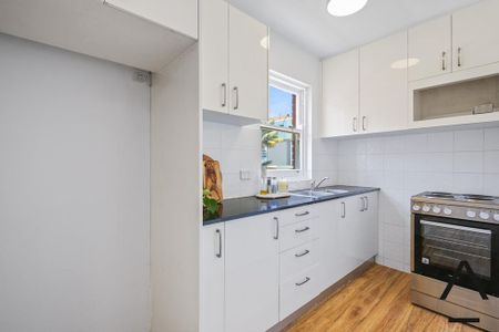 Renovated 1 Bedroom Unit, Only Moments to Coogee Beach - Photo 3