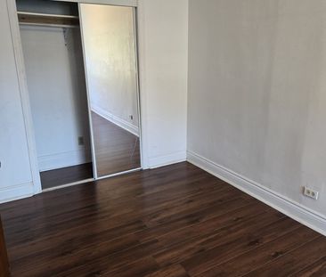 3 1/2 à Louer Tranquille Dans Un Triplex - Photo 1