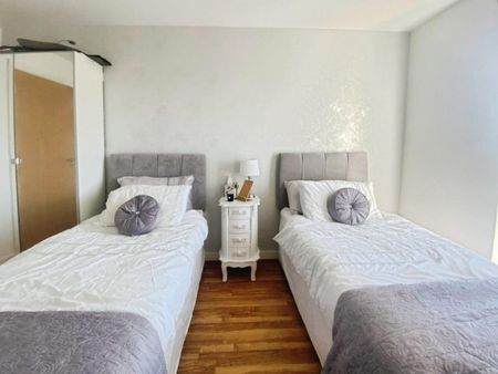 2 bedroom Flat To Let - Photo 4