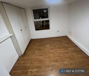 1 bedroom in a flat share to rent - Photo 3