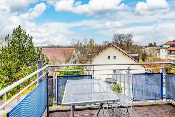 Helle Dachgeschosswohnung in grüner Wohnanlage - Photo 1