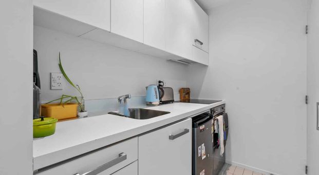 Apartment with Spa, Gym, and Parking! - Photo 1