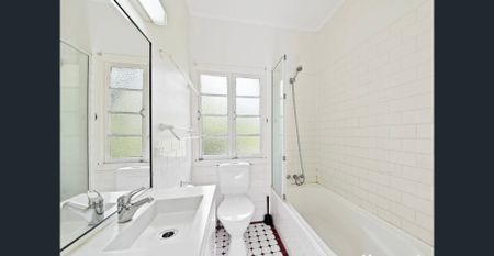 Conveniently located near schools, shopping centre and public transport - Photo 5