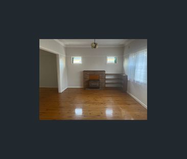 IDEALLY LOCATED FAMILY HOME CLOSE TO TRANSPORT AND SHOPS - Photo 2