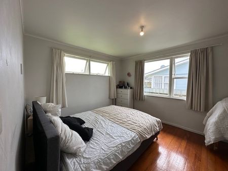 Spacious 3-Bedroom House with Expansive Backyard in Papakura - Photo 3