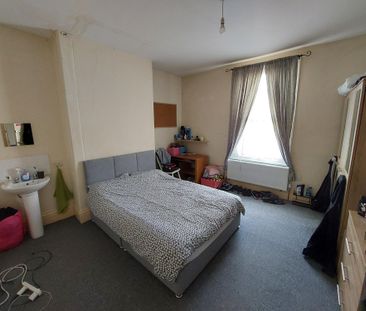 Spacious room in friendly, clean and central shared house - Photo 1