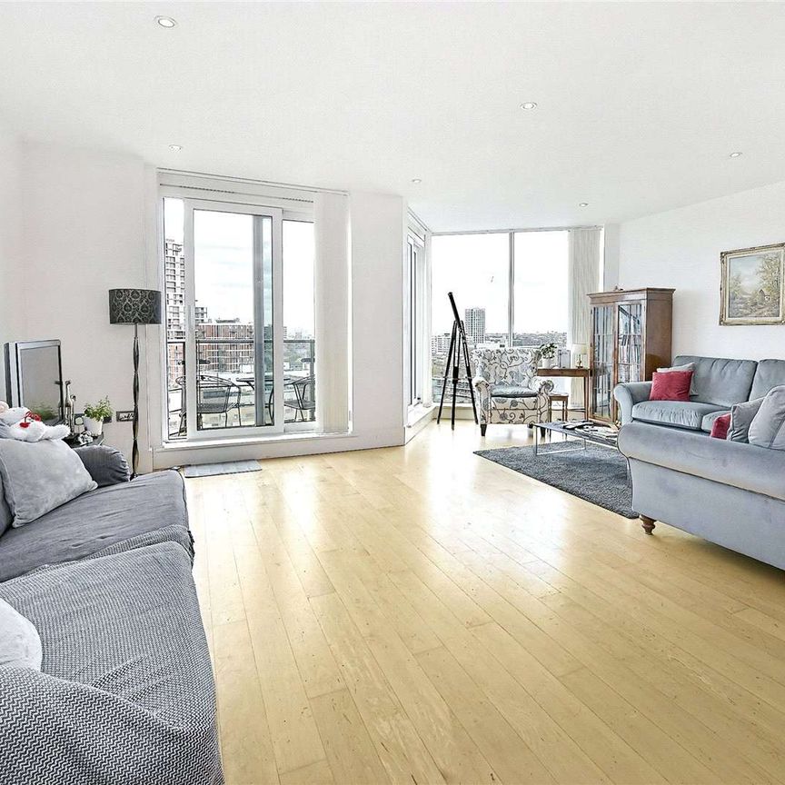 An immaculate 3 bedroom apartment with river views. - Photo 1