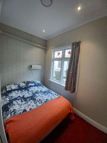 City Fringe Living: Cosy 2-Bedroom Apartment - Photo 2