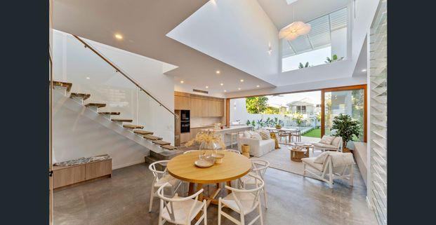 A Luxurious Coastal Sanctuary - Photo 1